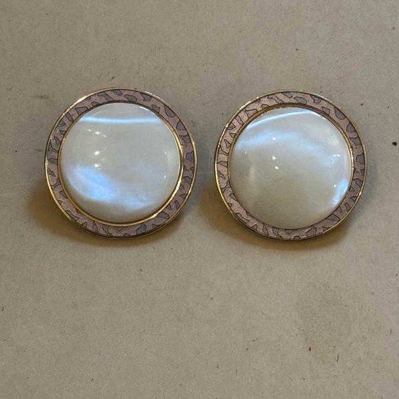 Beautiful signed Isle of Skye Mother of Pearl and gold Enamel
Clip-on Earrings - Picture 2 of 4